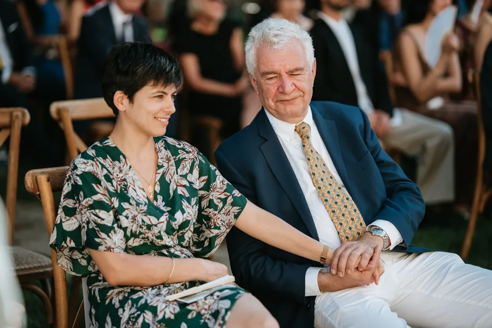 Two guests exchanging a glance during the ceremony