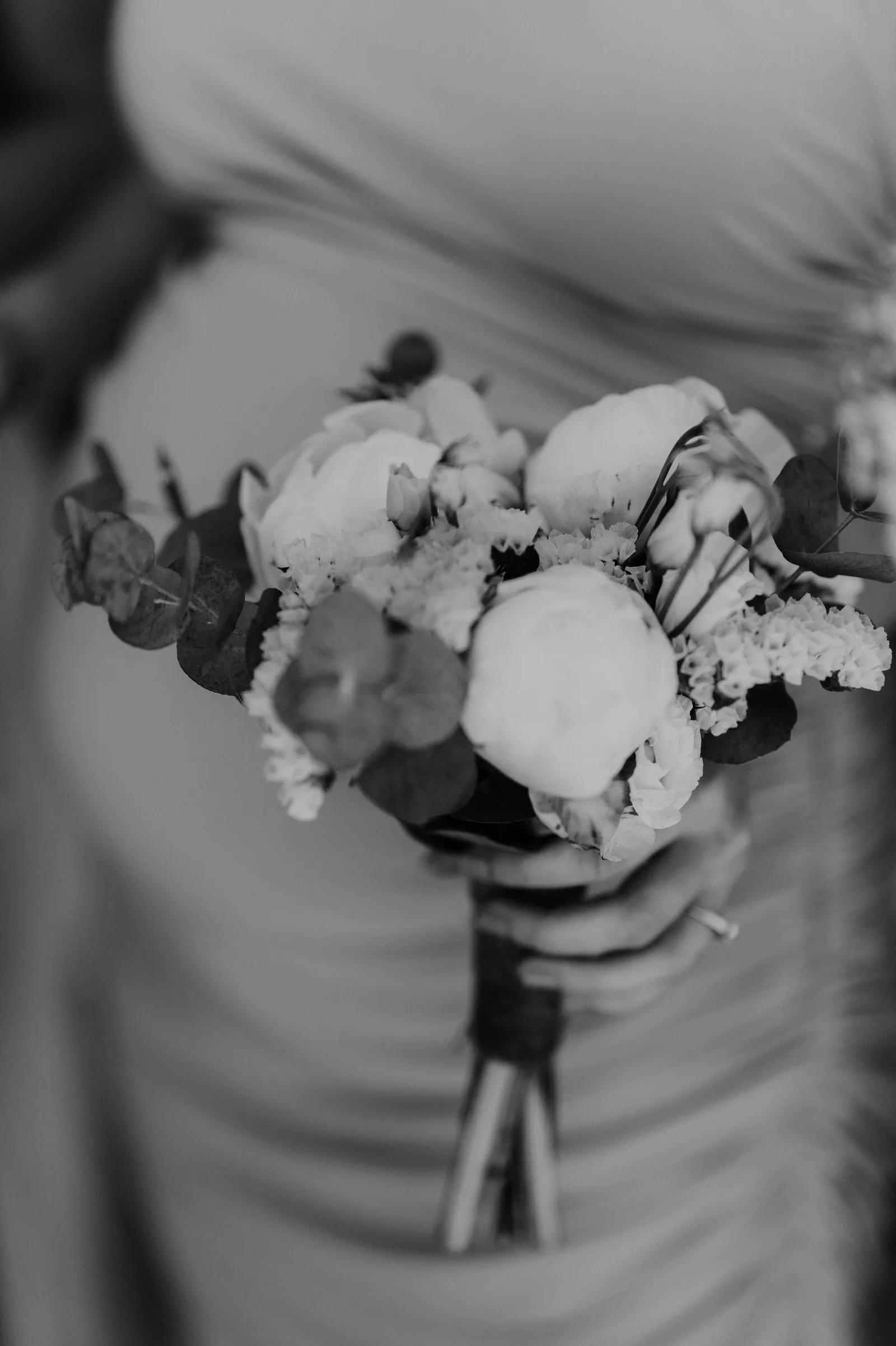 Un bouquet de mariée photographié en noir et blanc