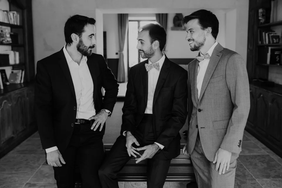 Conversations during preparations, in black and white