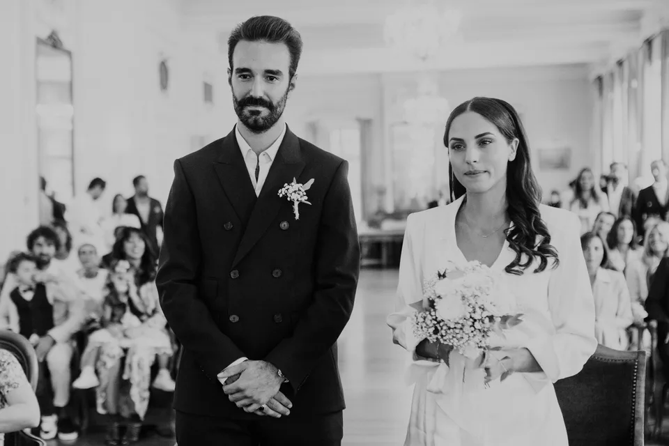 Newlyweds during the ceremony, in black and white