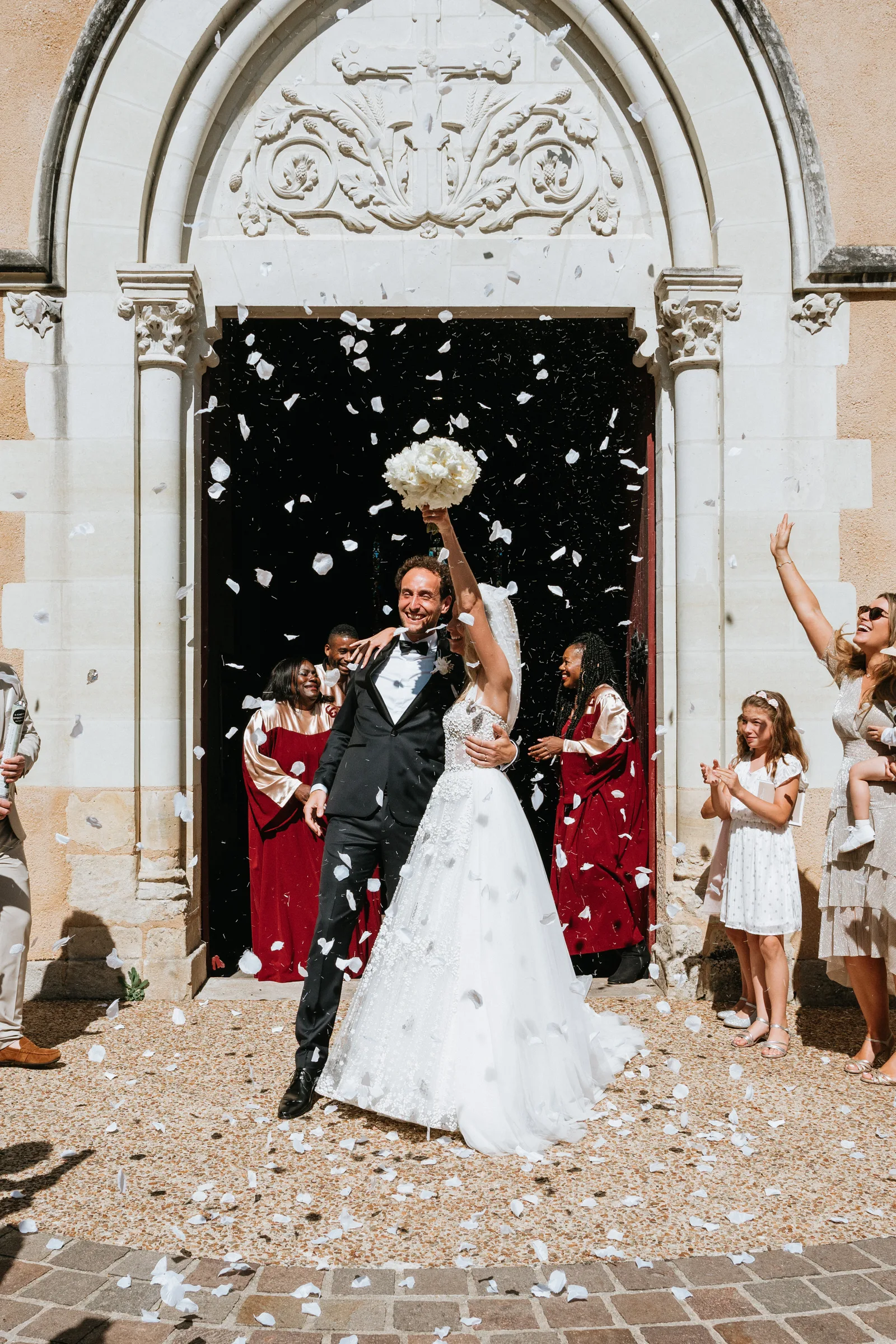 Sortie des mariés sous une pluie de confettis
