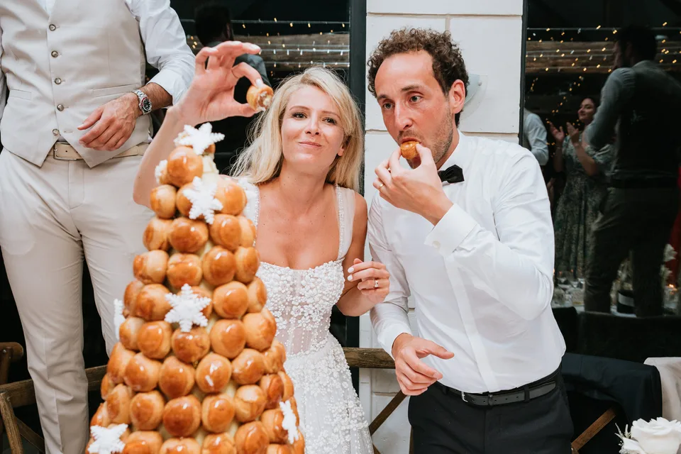 Newlyweds beside their cake during the evening