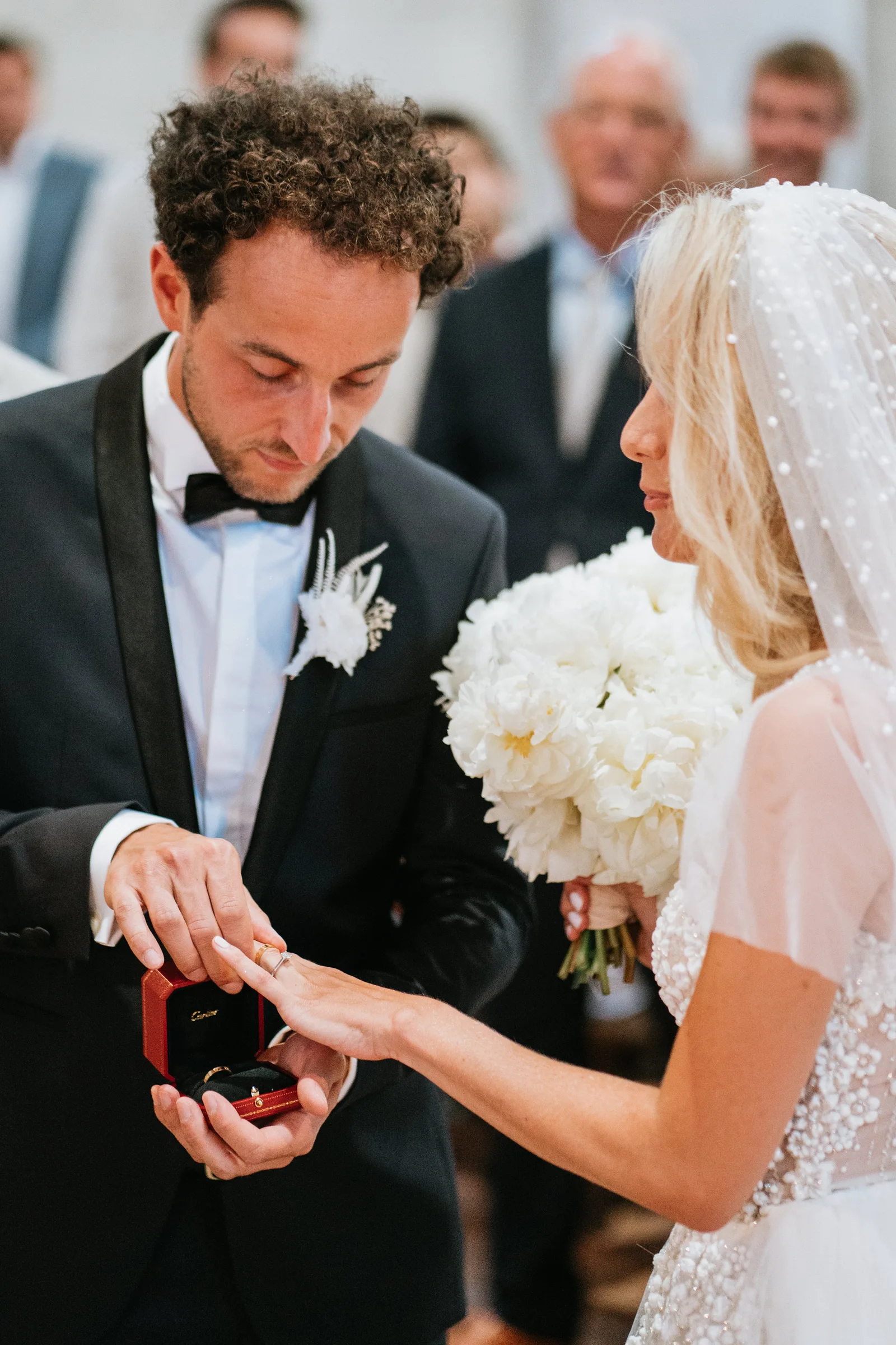 Échange des alliances devant les invités