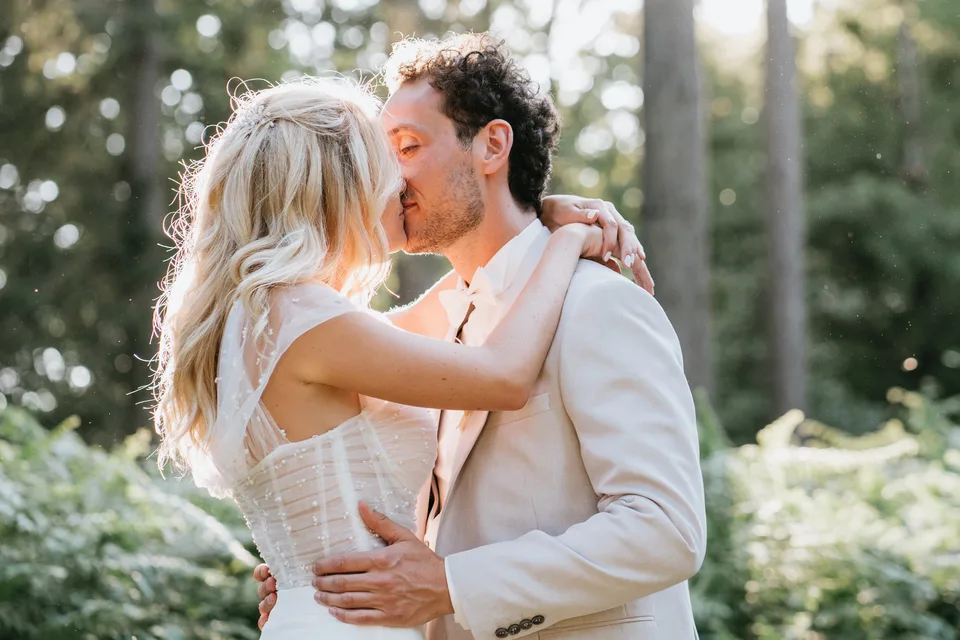 A spontaneous kiss during the drinks reception